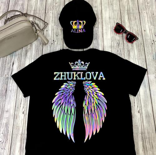 Изображение Комплект футболка женская с фамилией и крыльями + кепка с вашим именем, радужное серебро